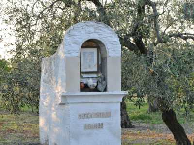 Proseguiamo per qualche altro metro e sullo stesso lato balza all'occhio una candida edicola votiva risalente al 1899